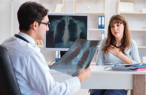 De jonge vrouw die radioloog bezoekt voor röntgenonderzoek — Stockfoto