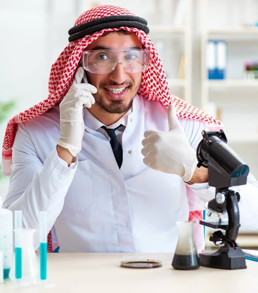 Arabische Chemikerin arbeitet im Laborbüro — Stockfoto