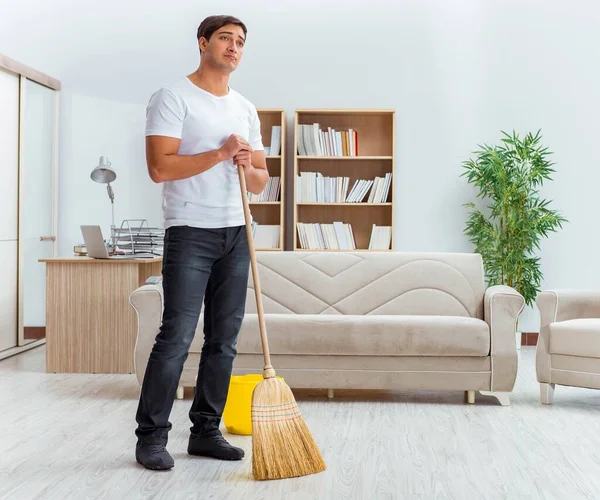 Marido homem limpar a casa ajudando esposa — Fotografia de Stock