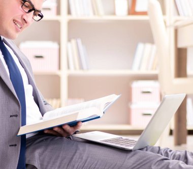 İş adamı evde yerde çalışıyor.