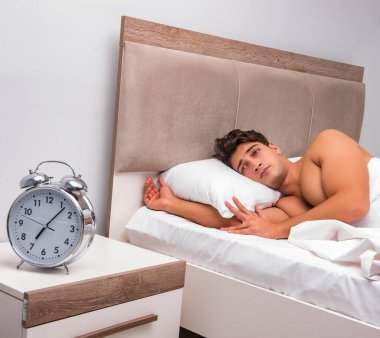 Adam sabahları uyanmakta zorlanıyor.