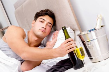 Partiden sonra akşamdan kalma bir adam.