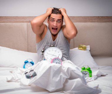 Adam sabahları uyanmakta zorlanıyor.