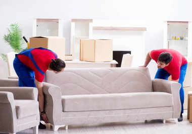 İki müteahhit personel kişisel eşyalarını taşıyor.