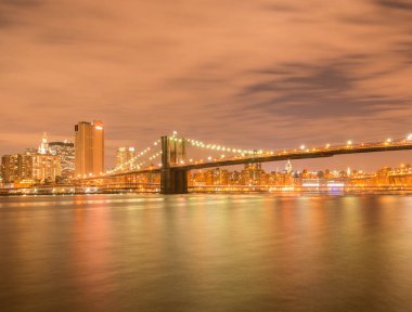 Manhattan ve Brooklyn köprüsünün gece manzarası