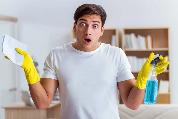 Man husband cleaning the house helping wife — Stock Photo, Image