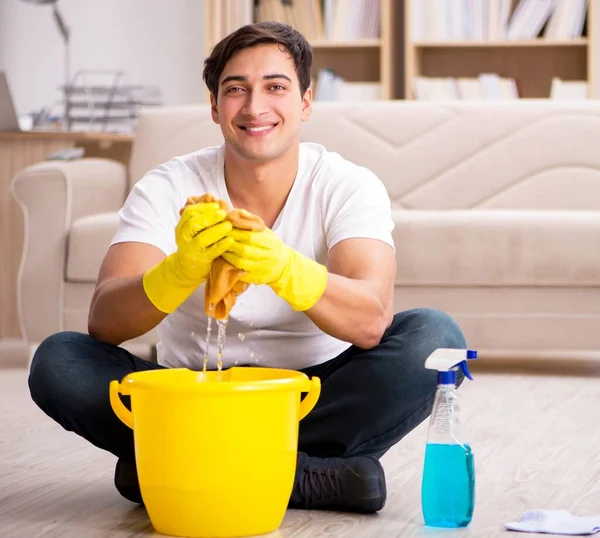 Man man schoonmaken van het huis helpen vrouw — Stockfoto