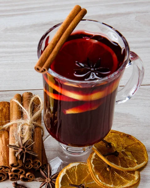 Mulled wine glintwine served in glasses for christmas table — Stock Photo, Image