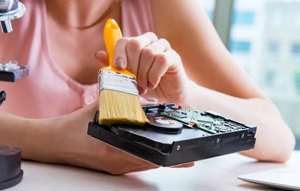 Festplattenreparatur und Datenrettung mit Wiederherstellung — Stockfoto