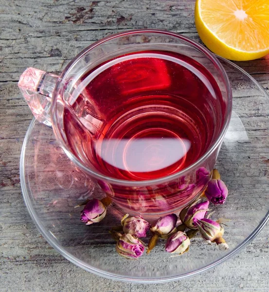 Té de bayas de fruta en la taza servida en la mesa — Foto de Stock