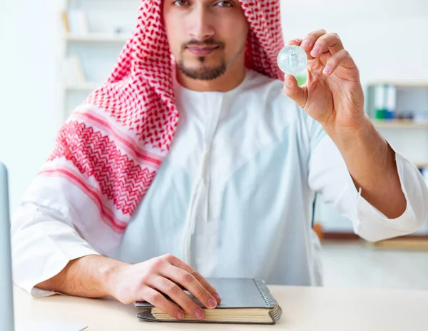 Arab férfi bitcoin cryptocurrency bányászat koncepció — Stock Fotó