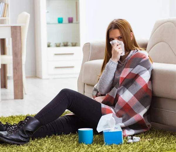 Femme malade souffrant de grippe à la maison — Photo