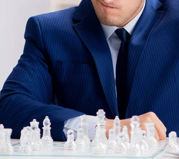 Jeune homme d'affaires jouant aux échecs en verre au bureau — Photo