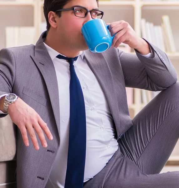 Geschäftsmann arbeitet zu Hause auf dem Fußboden — Stockfoto