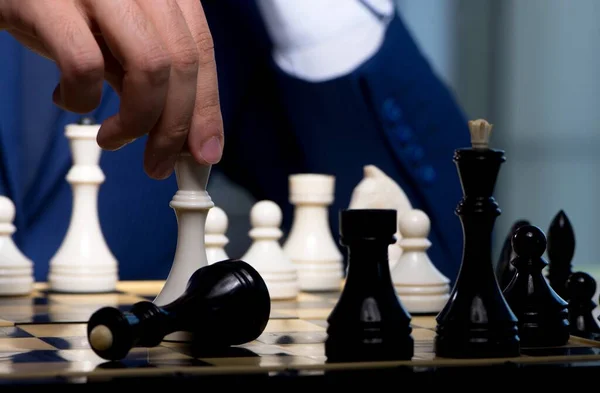 Affärsman spelar schack i strategikoncept — Stockfoto