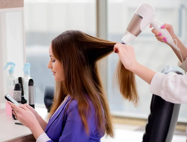 Femme se faire coiffer dans un salon de beauté — Photo