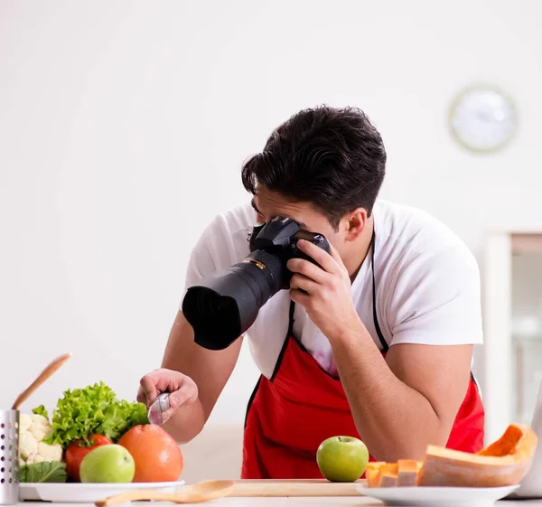 Blogger de comida trabalhando na cozinha — Fotografia de Stock