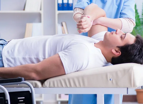 Paciente em programa de recuperação de reabilitação com médico — Fotografia de Stock