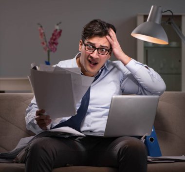 İşadamı işkolik evde geç saatlere kadar çalışıyor