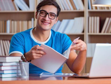 Üniversite sınavlarına hazırlanan öğrenci