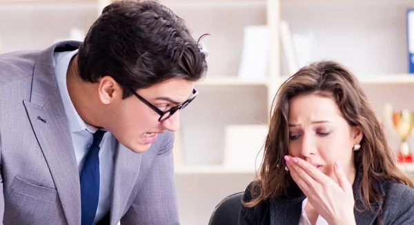 Chefe irritado infeliz com o desempenho do funcionário feminino — Fotografia de Stock