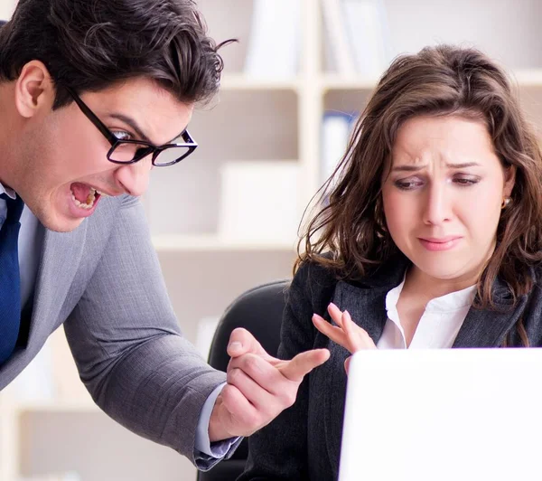 A dühös főnök elégedetlen a női alkalmazottak teljesítményével. — Stock Fotó