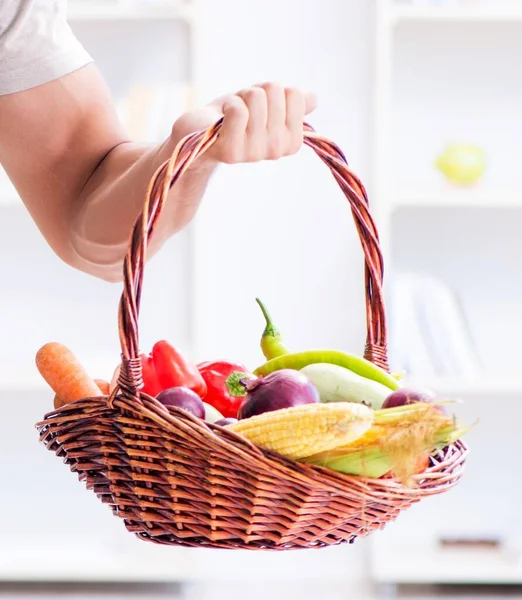 Joven en concepto de alimentación saludable y dieta —  Fotos de Stock