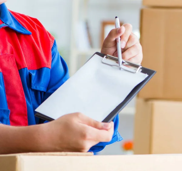 Jonge man aan het werk in verhuisdiensten met dozen — Stockfoto