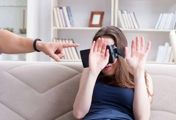 Mladá rodina hrát hry s brýlemi virtuální reality — Stock fotografie