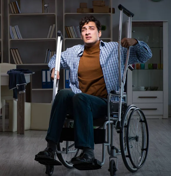 車椅子でうつ状態にある男 — ストック写真