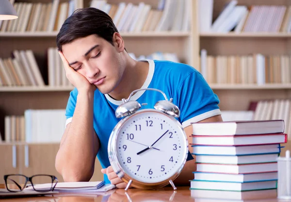 Jovem estudante se preparando tarde para seus exames — Fotografia de Stock