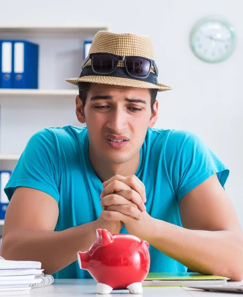 Geschäftsmann bereitet sich im Büro auf Urlaub vor — Stockfoto