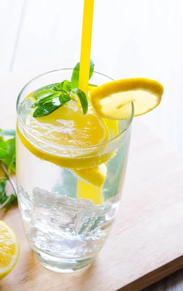 Glas Mojito mit Zitrone und Trinkhalm — Stockfoto