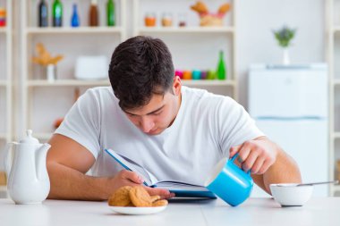 Fazla mesai sonrası kahvaltıda uyuyan bir adam.