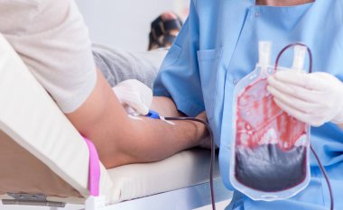 Hastanenin kliniğinde kan nakli olan hasta.