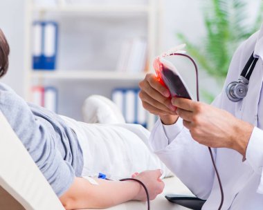 Hastanenin kliniğinde kan nakli olan hasta.