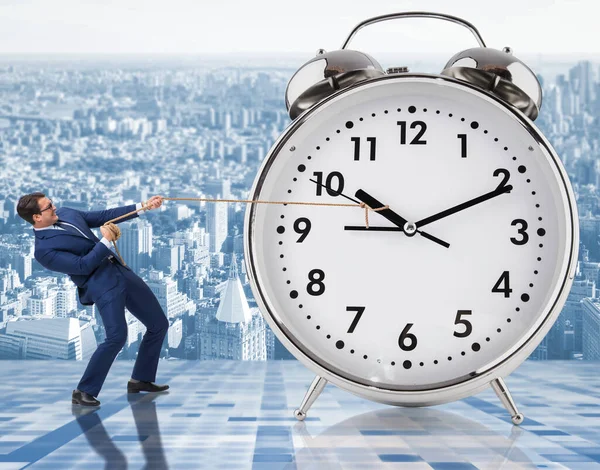 Επιχειρηματίας τράβηγμα ρολόι στην αντίληψη της διαχείρισης του χρόνου — Φωτογραφία Αρχείου