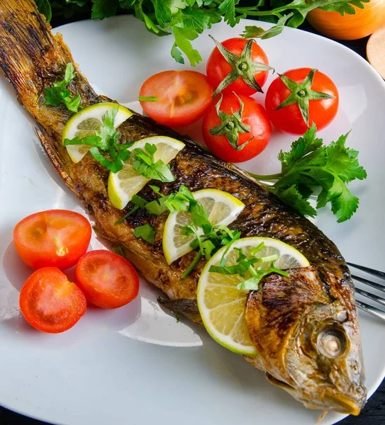 El pescado frito servido en el plato — Foto de Stock