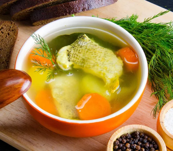 Sopa de pescado servida sobre la mesa en plato —  Fotos de Stock