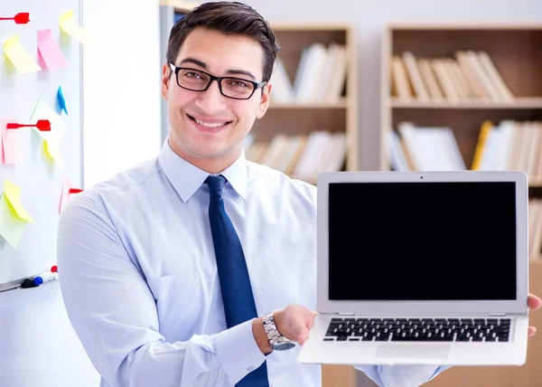 Jonge zakenman aantonen van het scherm van zijn laptop — Stockfoto