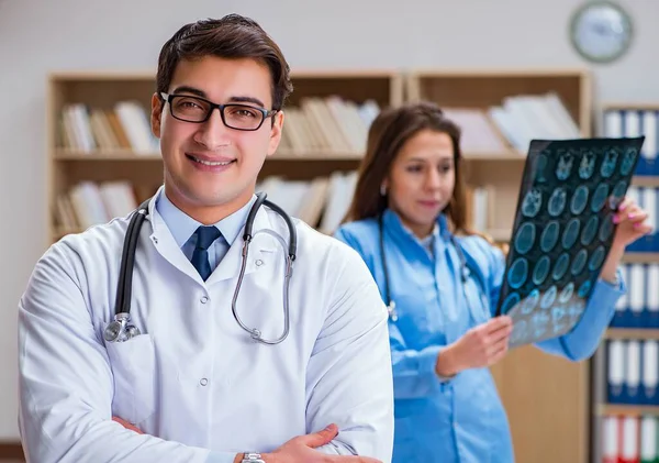 Médico joven mirando la tomografía computarizada imagen de rayos X — Foto de Stock