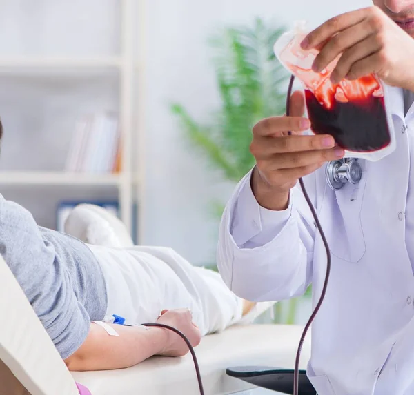 Patient getting blood transfusion in hospital clinic — Stock Photo, Image