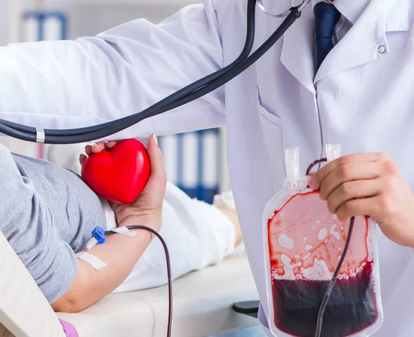 Пациент получает переливание крови в больнице — стоковое фото