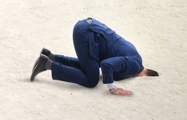 Uomo d'affari che nasconde la testa nella sabbia in fuga dai problemi — Foto Stock
