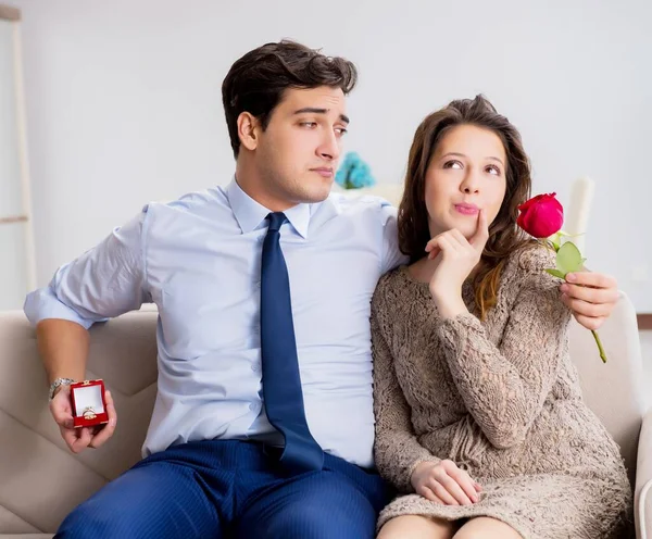 Concepto romántico con el hombre haciendo propuesta de matrimonio — Foto de Stock