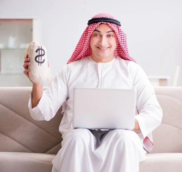 Νεαρός Άραβας επιχειρηματίας που εργάζεται με φορητό υπολογιστή στον καναπέ — Φωτογραφία Αρχείου