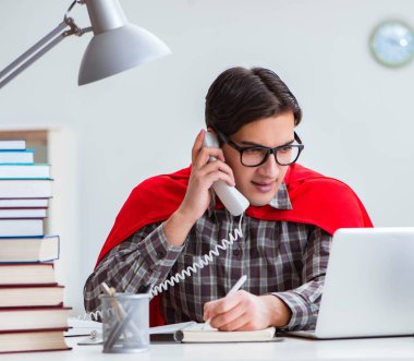 Sınavlara çalışan süper kahraman öğrenci.