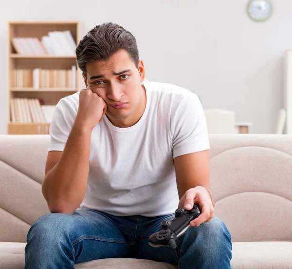 Homem viciado em jogos de computador — Fotografia de Stock