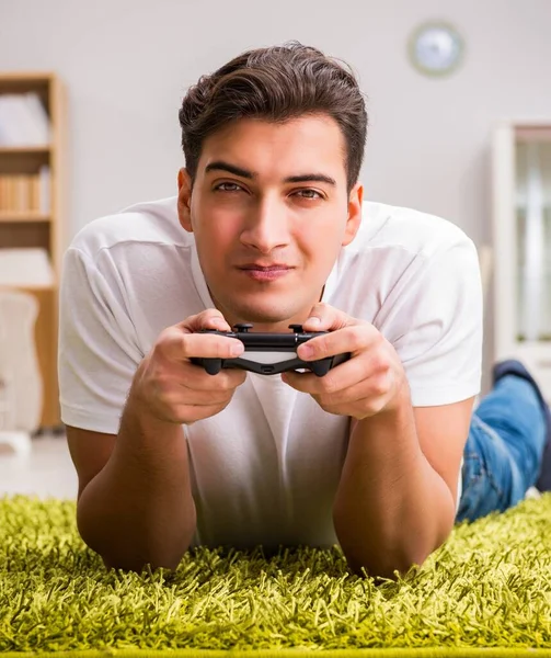 コンピュータゲームに夢中な男 — ストック写真