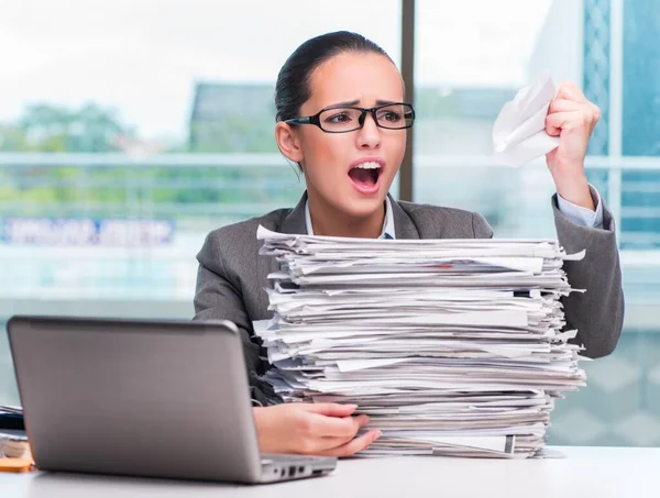 Jeune femme d'affaires travaillant dans le bureau — Photo